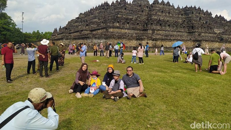 Pengunjung Candi Borobudur di Kabupaten Magelang, Jawa Tengah, hari ini mencapai belasan ribu orang. Jumlah kunjungan wisatawan mengalami peningkatan yang signifikan, Rabu, 4/5
