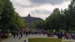 Ramai Banget, Candi Borobudur Diserbu Belasan Ribu Wisatawan Hari Ini