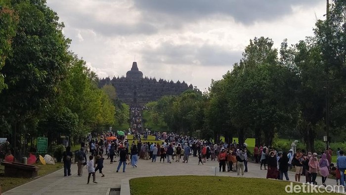 Potret Candi Borobudur yang Diserbu Belasan Ribu Wisatawan Hari Ini Pengunjung Candi Borobudur di Kabupaten Magelang, Jawa Tengah, hari ini mencapai belasan ribu orang. Jumlah kunjungan wisatawan mengalami peningkatan yang signifikan, Rabu, 4/5
