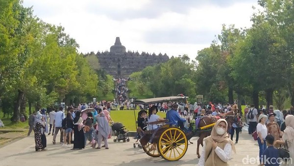 Salah satu pengunjung, Bulan, mengatakan sengaja datang ke Candi Borobudur beserta rombongan saat libur lebaran ini. Dia datang dari Aceh.