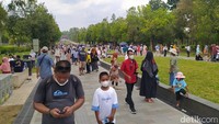 Perkiraan jumlah pengunjung hari ini mencapai 25 ribu, kata Aryono, angka tersebut masih 50 persen jumlah pengunjung di tahun 2019. Pada periode yang sama H+2 tahun 2019, jumlah pengunjung mencapai 50 ribu.