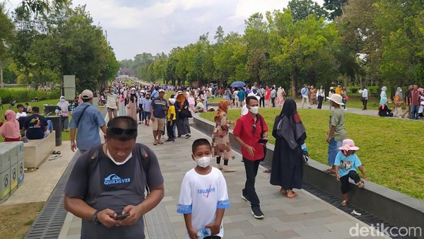 Perkiraan jumlah pengunjung hari ini mencapai 25 ribu, kata Aryono, angka tersebut masih 50 persen jumlah pengunjung di tahun 2019. Pada periode yang sama H+2 tahun 2019, jumlah pengunjung mencapai 50 ribu. Perkiraan jumlah pengunjung hari ini mencapai 25 ribu, kata Aryono, angka tersebut masih 50 persen jumlah pengunjung di tahun 2019. Pada periode yang sama H+2 tahun 2019, jumlah pengunjung mencapai 50 ribu.