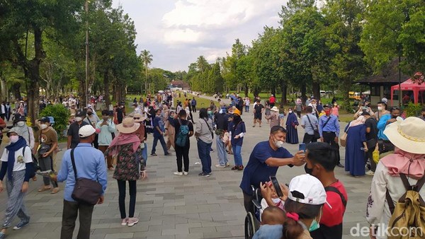 Berdasarkan pantauan detikJateng, Rabu, (4/5/2022), peningkatan jumlah pengunjung menuju Candi Borobudur sudah terlihat dari penuhnya sejumlah kantong-kantong parkir. Hingga pukul 14.00 WIB, jumlah pengunjung di Candi Borobudur sudah mencapai di angka 18 ribu orang. Berdasarkan pantauan detikJateng, Rabu, (4/5/2022), peningkatan jumlah pengunjung menuju Candi Borobudur sudah terlihat dari penuhnya sejumlah kantong-kantong parkir. Hingga pukul 14.00 WIB, jumlah pengunjung di Candi Borobudur sudah mencapai di angka 18 ribu orang.