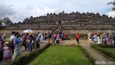 Ramai Banget, Candi Borobudur Diserbu Belasan Ribu Wisatawan Hari Ini