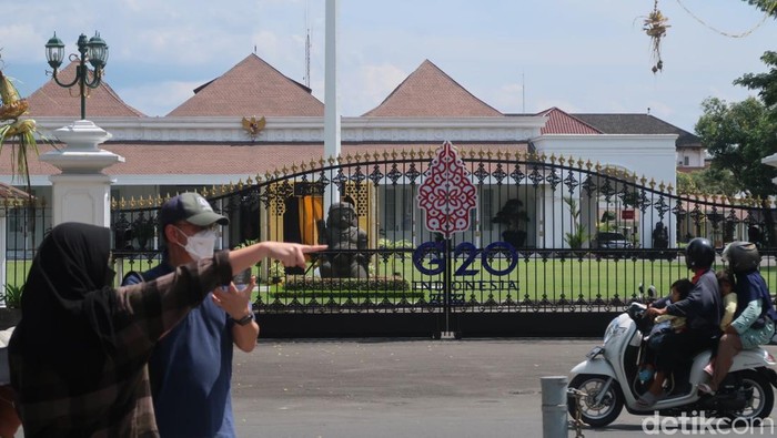 Presiden Jokowi meninggalkan Gedung Agung Yogyakarta. Disaat bersamaan, ada seorang pria yang teriak kagum melihat langsung Jokowi, Rabu, 4/5/2022.