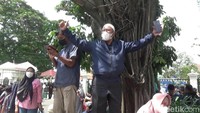 Rupanya, pria tersebut bernama Gatot Marjoko (50), warga asli Kabupaten Cilacap, Jawa Tengah, yang sengaja datang ke Yogyakarta untuk bertemu langsung dan bersalaman dengan Jokowi. Namun, upayanya tidak membuahkan hasil dan hanya bisa melihat langsung dari kejauhan.