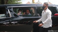 Jokowi membuka kaca mobil sisi kiri bagian tengah mobil, tampak Jokowi bersama cucunya, Jan Ethes, melambaikan tangan kepada masyarakat yang berkumpul di seberang gerbang masuk Gedung Agung. Di saat bersamaan tampak seorang pria mengenakan kopiah putih berdiri di bawah pohon sembari berteriak hidup Pak Jokowi.