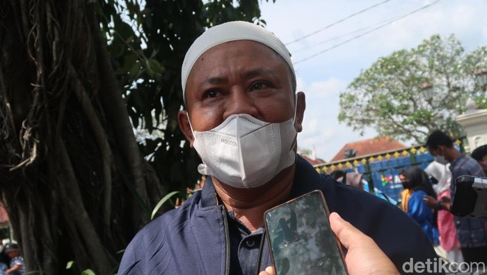 Presiden Jokowi meninggalkan Gedung Agung Yogyakarta. Disaat bersamaan, ada seorang pria yang teriak kagum melihat langsung Jokowi, Rabu, 4/5/2022.