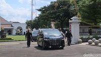 Pantauan detikJateng, Jokowi keluar dari Gedung Agung pukul 12.49 WIB menggunakan mobil Alphard warna hitam pelat H.