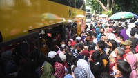 Warga nampak begitu antusias untuk naik ke dalam bus wisata. Meski gratis, warga tetap harus melakukan tap in dan tap out uang elektronik di dalam bus.