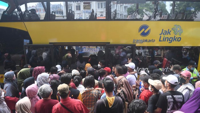 Potret Warga Serbu Bus Wisata Gratis Keliling Jakarta Warga antre untuk masuk ke dalam bus wisata gratis Transjakarta di Jakarta, Rabu (4/5/2022). PT Transportasi Jakarta (Transjakarta) mengoperasikan bus wisata gratis selama libur Lebaran yang beroperasi mulai pukul 10.00 hingga 21.00 WIB. ANTARA FOTO/Akbar Nugroho Gumay/tom.