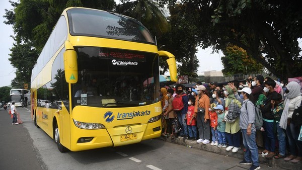 Warga antre untuk masuk ke dalam bus wisata gratis Transjakarta di Jakarta, Rabu (4/5/2022).
