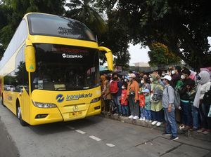 Potret Warga Serbu Bus Wisata Gratis Keliling Jakarta
