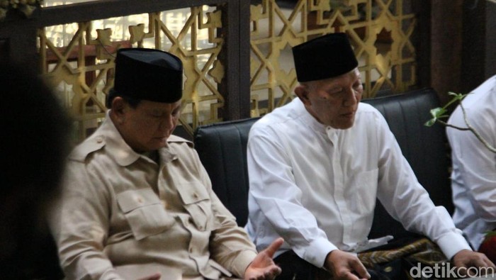 Prabowo Subianto berdoa bersama Gus Kikin di Ponpes Tebuireng
