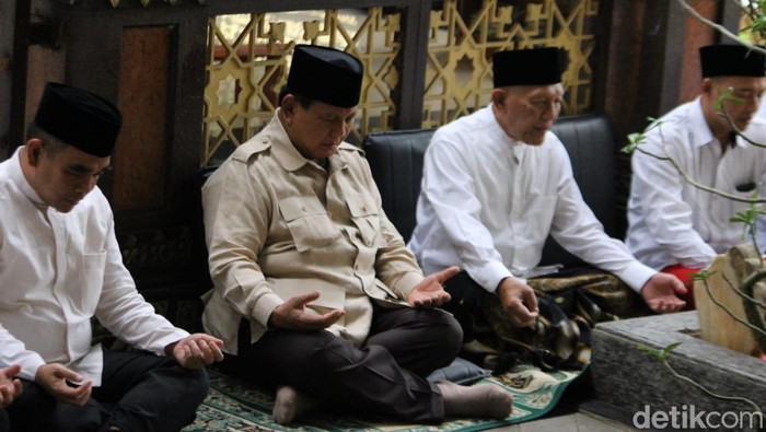 Prabowo Subianto saat sowan ke Ponpes Tebuireng