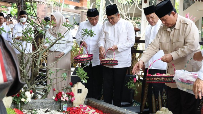 Ketua Umum Gerindra Prabowo Subianto berkunjung ke Ponpes Tebuireng, Jombang, Jawa Timur. Prabowo berziarah ke makam Presiden ke-4 RI KH Abdurrahman Wahid atau Gus Dur untuk melepas kangen.