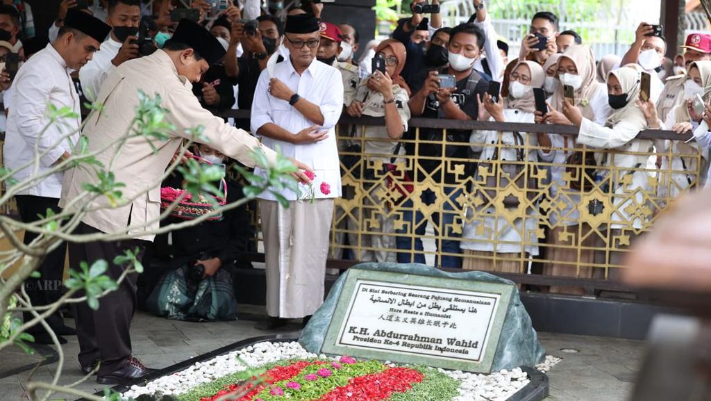 Prabowo Ziarah ke Makam Gus Dur, Cerita Kedekatan dengan Almarhum