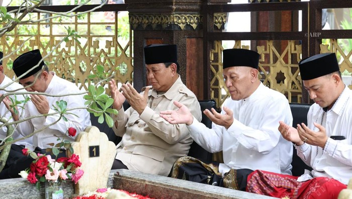 Ketua Umum Gerindra Prabowo Subianto berkunjung ke Ponpes Tebuireng, Jombang, Jawa Timur. Prabowo berziarah ke makam Presiden ke-4 RI KH Abdurrahman Wahid atau Gus Dur untuk melepas kangen.