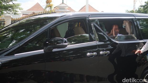 Presiden Joko Widodo (Jokowi) meninggalkan Gedung Agung Istana Kepresidenan, Jogja, Rabu (4/5/2022).