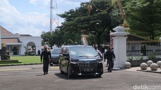 Presiden Joko Widodo (Jokowi) meninggalkan Gedung Agung Istana Kepresidenan, Jogja, Rabu (4/5/2022).