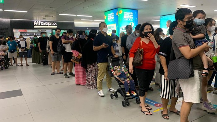 Ramainya Stasiun MRT di Libur Lebaran, Banyak Pengguna Baru Mau Coba