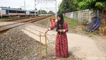 Salut! Adik Kakak Kompak Menjaga Palang Pintu Perlintasan Kereta