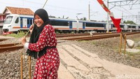 Namun tidak jarang juga para pelintas memberikan sedikit rejeki untuk para penjaga palang pintu perlintasan.