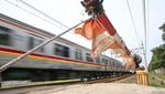 Salut! Adik Kakak Kompak Menjaga Palang Pintu Perlintasan Kereta
