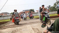 Perlintasan tanpa palang pintu ini dijaga sukarela oleh Khofifah dan Adiknya Lala atau warga lainnya.