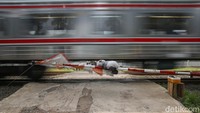 Kereta commuterline melintas di kawasan Poris, Tangerang, Rabu, (4/5/2022).