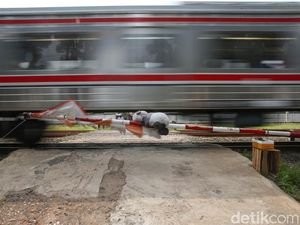 Kronologi Sedan Tertabrak KRL di Jakbar gegara Terobos Perlintasan