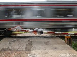 Kronologi Sedan Tertabrak KRL di Jakbar gegara Terobos Perlintasan