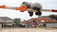 Karena sang ayah yang sedang mudik, dan penjaga yang lainnya sedang berhalangan, mereka membantu menjaga palang pintu perlintasan kereta api tersebut.