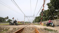 Mereka menjaga palang pintu perlintasan tersebut secara sukarela.