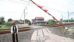 Salut! Adik Kakak Kompak Menjaga Palang Pintu Perlintasan Kereta