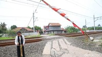 Khofifah dan Lala kerap membantu menjaga palang perlintasan pintu kereta api ketika ayahnya atau penjaga lainnya sedang beristirahat atau berhalangan menjaga palang pintu perlintasan tersebut.
