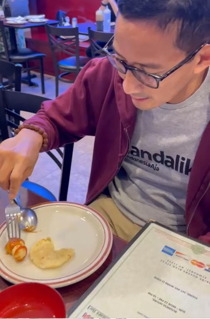Menteri Pariwisata dan Ekonomi Kreatif (Menparekraf) RI Sandiaga Salahuddin Uno tengah berada di New York, Amerika Serikat. Dia langsung menyambangi Restoran Awang Kitchen 'Indonesian Asian Fusion & Sushi Bar' di Queens Boulevard, Rabu (4/5/2022).
