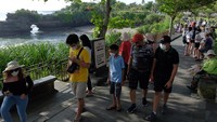 Pengelola Daya Tarik Wisata (DTW) Tanah Lot mendata jumlah kunjungan wisatawan domestik pada liburan Idul Fitri 1443 H mencapai 7.700 orang. 
