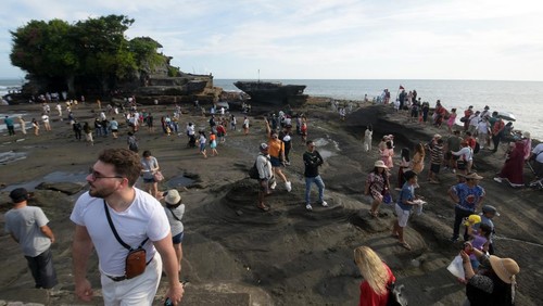 Wisatawan mengunjungi objek wisata Tanah Lot saat liburan Hari Raya Idul Fitri di Tabanan, Bali, Selasa (3/5/2022). Pengelola Daya Tarik Wisata (DTW) Tanah Lot mendata jumlah kunjungan wisatawan domestik pada liburan Idul Fitri 1443 H mencapai 7.700 orang sedangkan wisatawan mancanegara rata-rata 350 orang. ANTARA FOTO/Nyoman Hendra Wibowo/wsj.