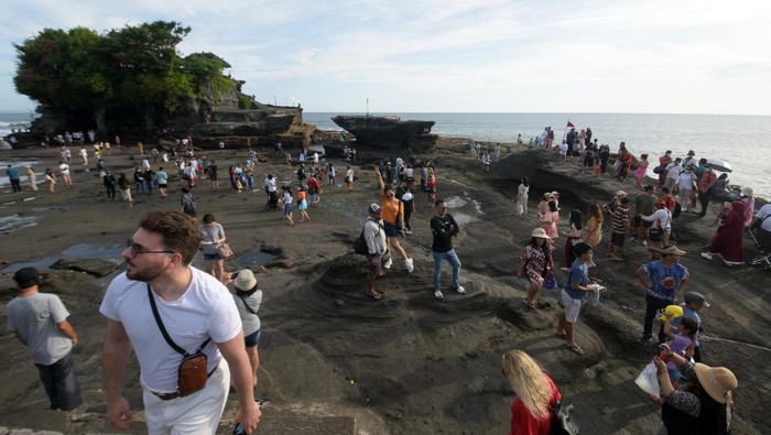 Serunya Mengunjungi Tanah Lot Bali Saat Libur Lebaran Wisatawan mengunjungi objek wisata Tanah Lot saat liburan Hari Raya Idul Fitri di Tabanan, Bali, Selasa (3/5/2022). Pengelola Daya Tarik Wisata (DTW) Tanah Lot mendata jumlah kunjungan wisatawan domestik pada liburan Idul Fitri 1443 H mencapai 7.700 orang sedangkan wisatawan mancanegara rata-rata 350 orang. ANTARA FOTO/Nyoman Hendra Wibowo/wsj.