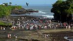 Serunya Mengunjungi Tanah Lot Bali Saat Libur Lebaran