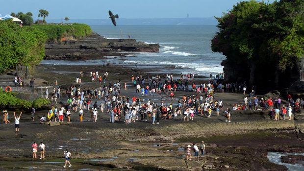 Wisatawan mengunjungi objek wisata Tanah Lot saat liburan Hari Raya Idul Fitri di Tabanan, Bali, Selasa (3/5/2022). Pengelola Daya Tarik Wisata (DTW) Tanah Lot mendata jumlah kunjungan wisatawan domestik pada liburan Idul Fitri 1443 H mencapai 7.700 orang sedangkan wisatawan mancanegara rata-rata 350 orang. ANTARA FOTO/Nyoman Hendra Wibowo/wsj.