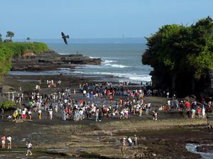Serunya Mengunjungi Tanah Lot Bali Saat Libur Lebaran