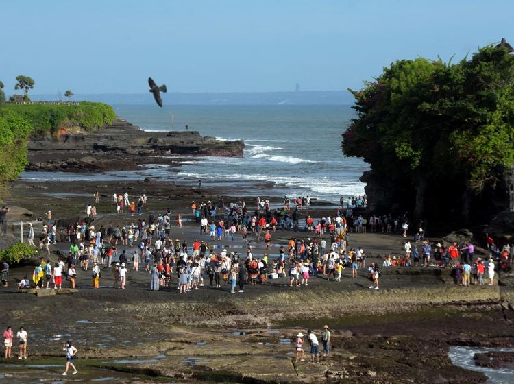 Serunya Mengunjungi Tanah Lot Bali Saat Libur Lebaran