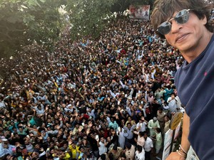 Shah Rukh Khan Posting Jutaan Fans Kumpul di Depan Rumah saat Lebaran 