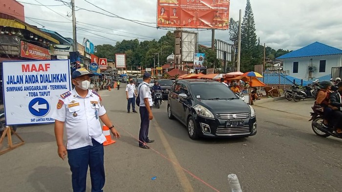 Situasi Arus Lalu Lintas dari Medan ke Danau Toba di Simalungun.