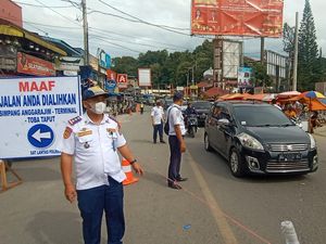 Petugas Berlakukan One Way Urai Kemacetan Jalur Danau Toba-Medan