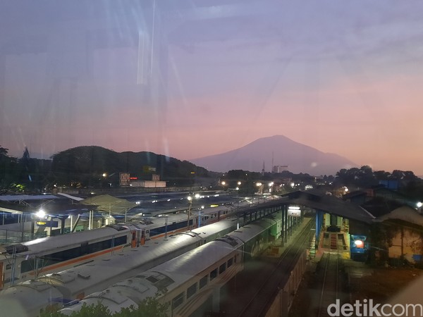 Dari atas jembatan, kita dapat melihat kereta api melintas dengan bonus pemandangan Gunung Semeru. (Putu Intan/detikcom) Dari atas jembatan, kita dapat melihat kereta api melintas dengan bonus pemandangan Gunung Semeru. (Putu Intan/detikcom)