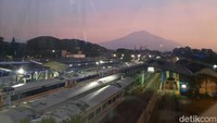 Dari atas jembatan, kita dapat melihat kereta api melintas dengan bonus pemandangan Gunung Semeru. (Putu Intan/detikcom)