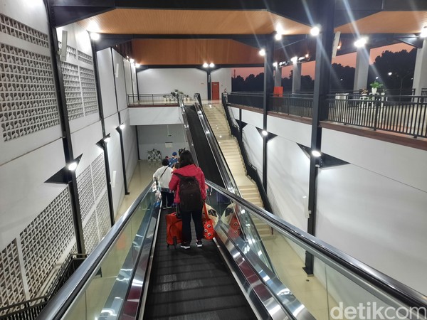 Bangunan stasiun ini juga ramah lingkungan karena menggunakan sirkulasi udara dan konsep go green. Jika berada di sana, penumpang akan merasa sejuk. (Putu Intan/detikcom) Bangunan stasiun ini juga ramah lingkungan karena menggunakan sirkulasi udara dan konsep go green. Jika berada di sana, penumpang akan merasa sejuk. (Putu Intan/detikcom)
